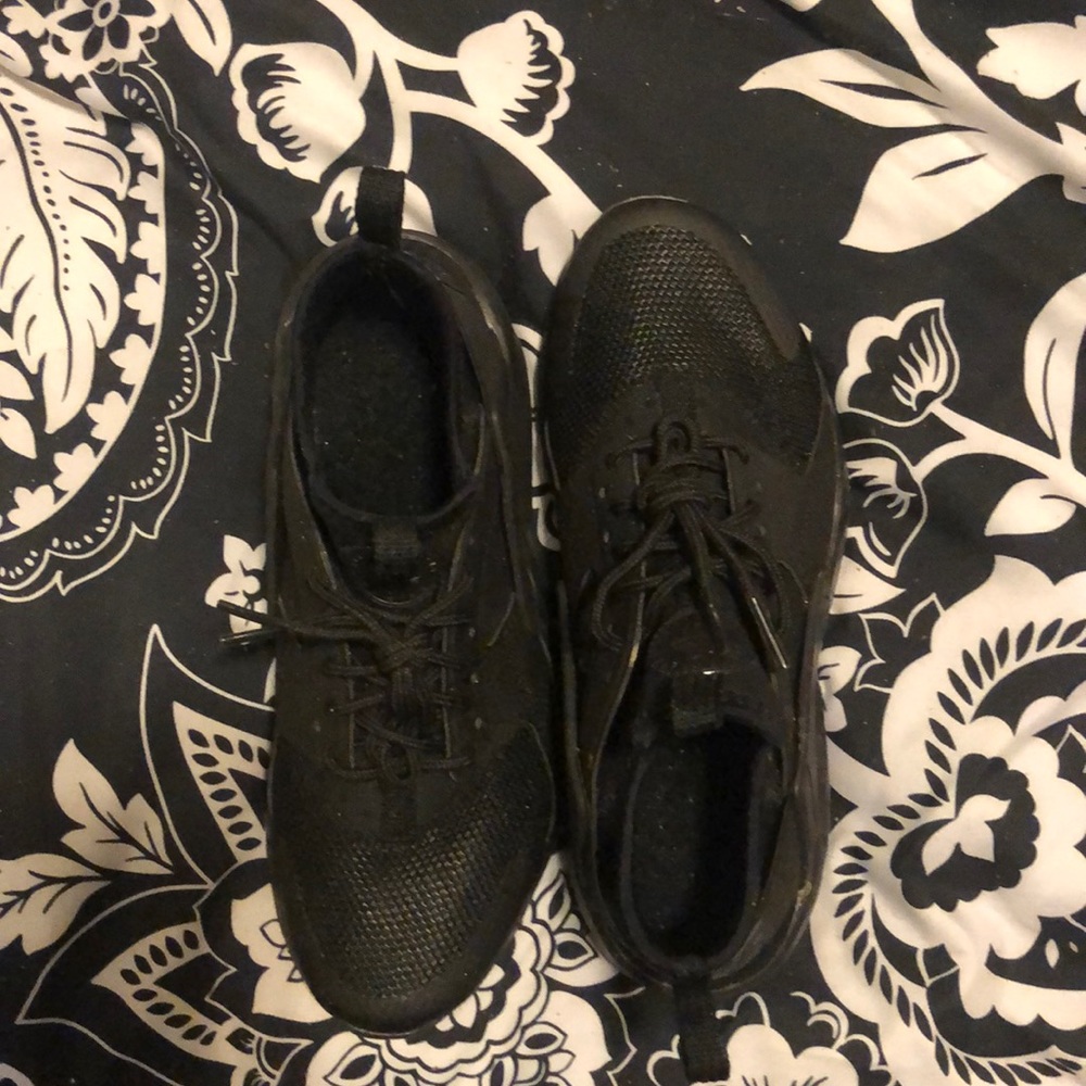 ALL BLACK NIKE HUARACHES ONLY WORN ONCE